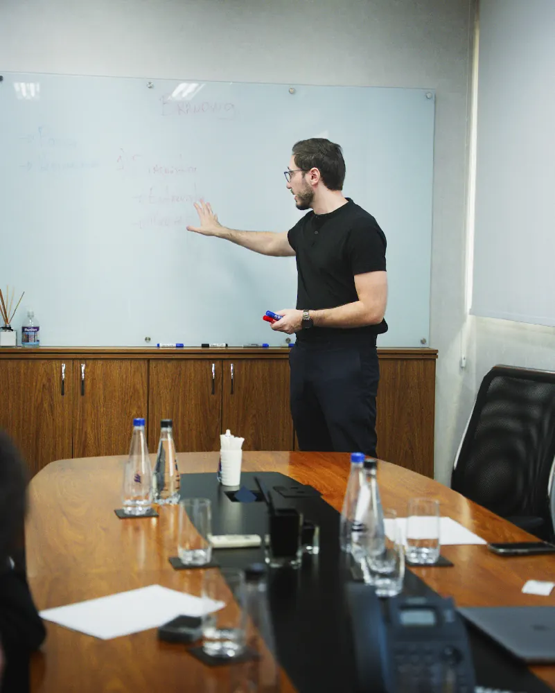 Willian apresentando estratégia de branding em sala de reunião
