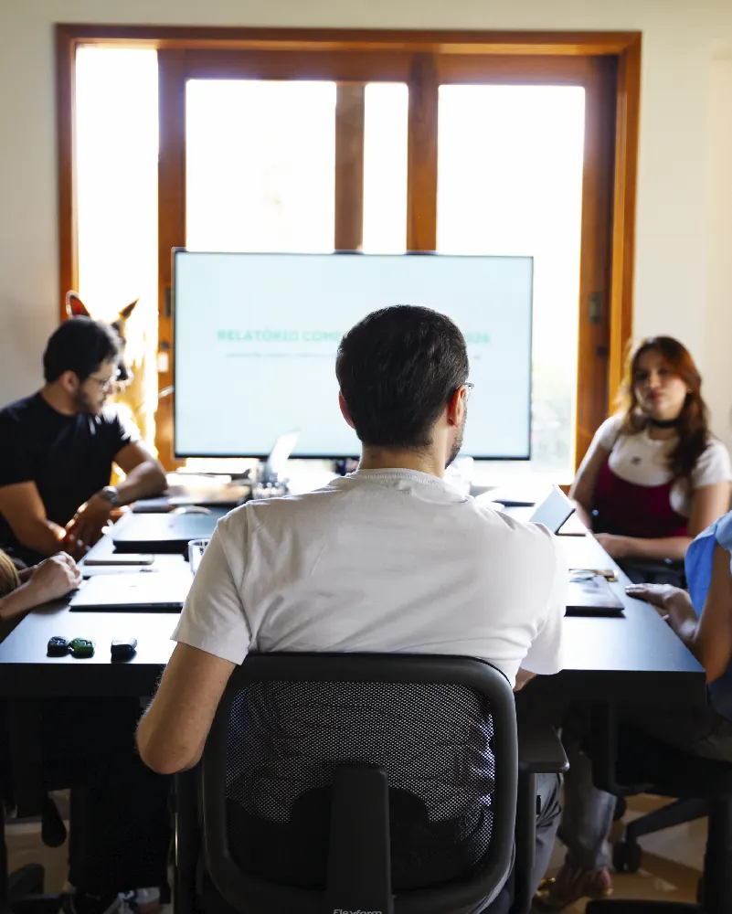 Equipe SeuResultado em reunião de relatório